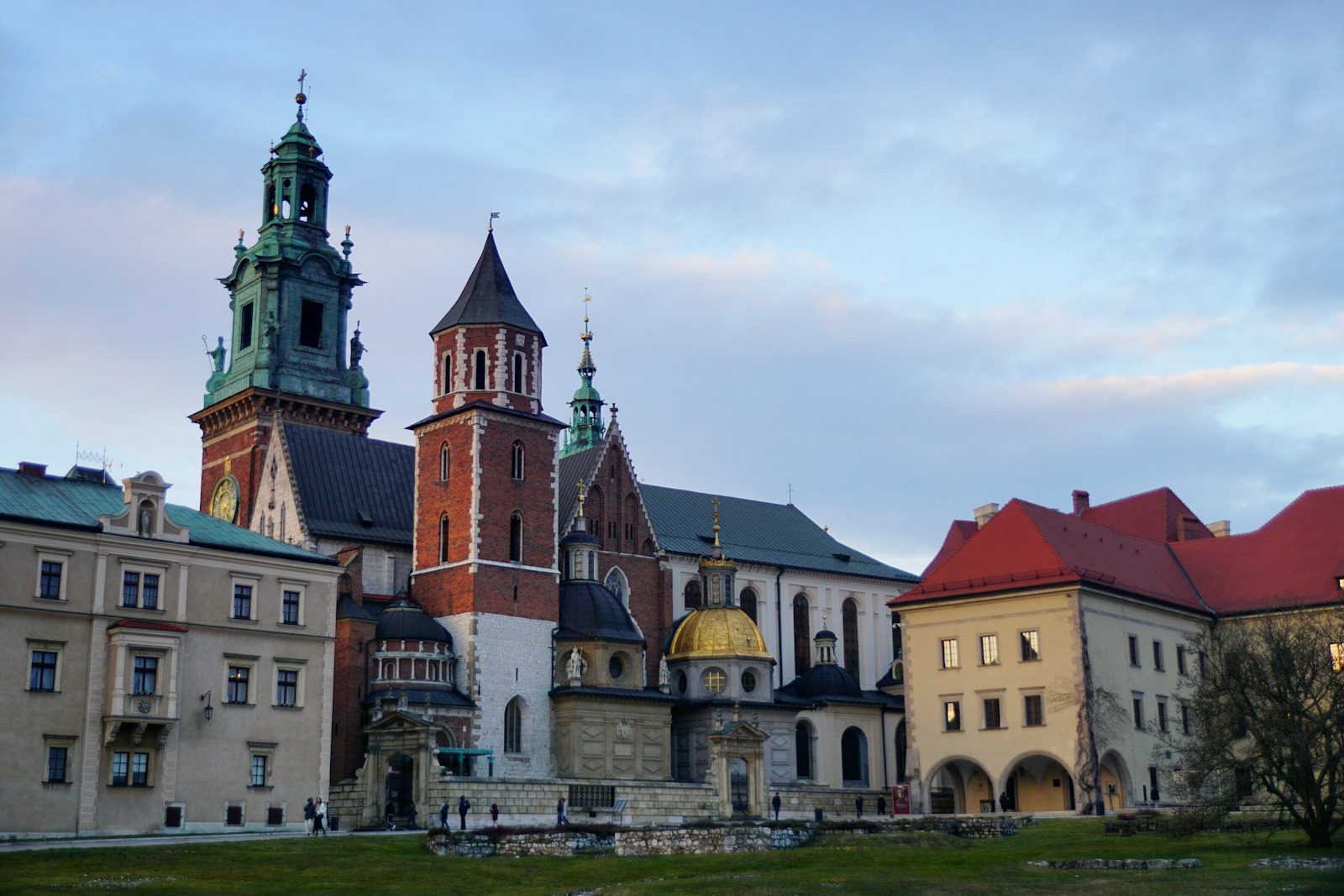 Zamek Królewski na Wawelu w Krakowie – zakup nieruchomości w Hiszpanii przez Polaków